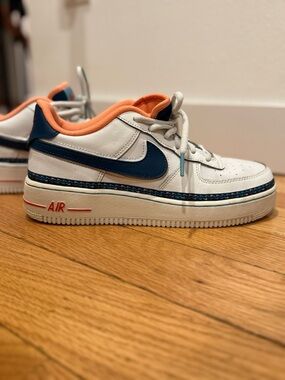 Nike Air Force One low GS “Swoosh Chain” women’s sneakers.